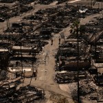 Debido al aumento de vientos, bomberos en Los Ángeles se preparan para combatir los fuegos nuevos o reavivados.