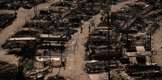 Debido al aumento de vientos, bomberos en Los Ángeles se preparan para combatir los fuegos nuevos o reavivados.