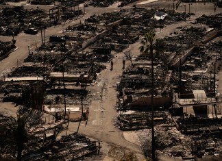 Debido al aumento de vientos, bomberos en Los Ángeles se preparan para combatir los fuegos nuevos o reavivados.