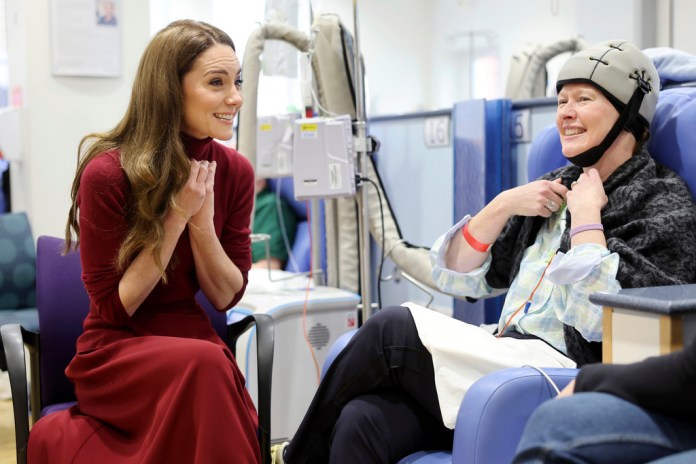 La princesa de Gales, Kate Middleton, habla con Katherine Field durante una visita al Hospital Royal Marsden, donde recibió su tratamiento contra el cáncer.