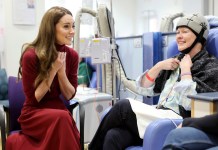 La princesa de Gales, Kate Middleton, habla con Katherine Field durante una visita al Hospital Royal Marsden, donde recibió su tratamiento contra el cáncer.