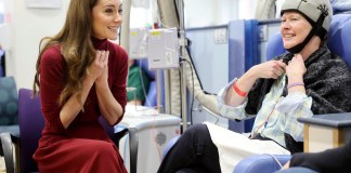 La princesa de Gales, Kate Middleton, habla con Katherine Field durante una visita al Hospital Royal Marsden, donde recibió su tratamiento contra el cáncer.