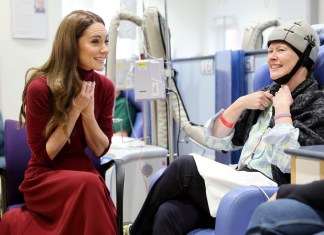 La princesa de Gales, Kate Middleton, habla con Katherine Field durante una visita al Hospital Royal Marsden, donde recibió su tratamiento contra el cáncer.