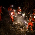 Un equipo de trabajo del Departamento de Correccionales de California trabaja en las líneas de contención para combatir el incendio Palisades