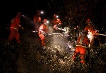 Un equipo de trabajo del Departamento de Correccionales de California trabaja en las líneas de contención para combatir el incendio Palisades