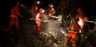 Un equipo de trabajo del Departamento de Correccionales de California trabaja en las líneas de contención para combatir el incendio Palisades