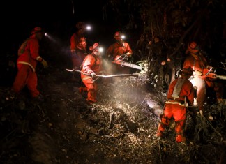 Un equipo de trabajo del Departamento de Correccionales de California trabaja en las líneas de contención para combatir el incendio Palisades