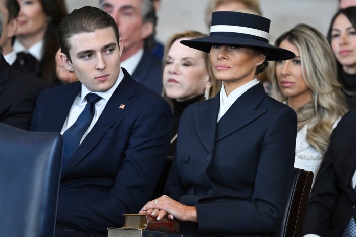 Sombrero de Melania Trump roba la atención en la ceremonia de investidura de Trump