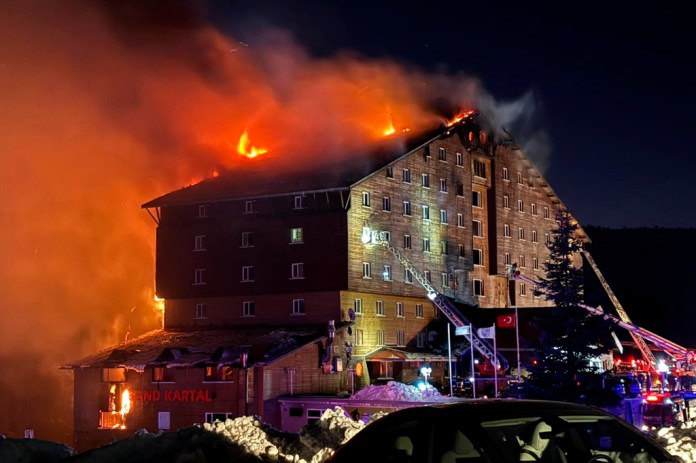 Bomberos trabajan en la extinción de un incendio en un hotel de la estación de esquí de Kartalkaya, en la provincia de Bolu, en el noroeste de Turquía.