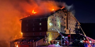 Bomberos trabajan en la extinción de un incendio en un hotel de la estación de esquí de Kartalkaya, en la provincia de Bolu, en el noroeste de Turquía.