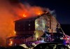 Bomberos trabajan en la extinción de un incendio en un hotel de la estación de esquí de Kartalkaya, en la provincia de Bolu, en el noroeste de Turquía.