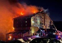 Incendio en hotel en estación de esquí en Turquía causa al menos 66 muertos y 51 heridos Bomberos trabajan en la extinción de un incendio en un hotel de la estación de esquí de Kartalkaya, en la provincia de Bolu, en el noroeste de Turquía.