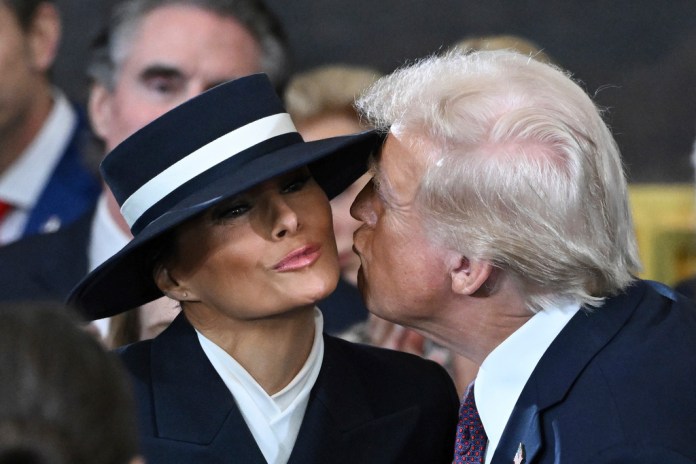 Sombrero de Melania Trump roba la atención en la ceremonia de investidura de Trump