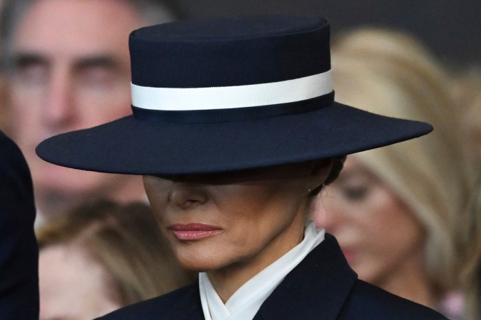 Sombrero de Melania Trump roba la atención en la ceremonia de investidura de Trump