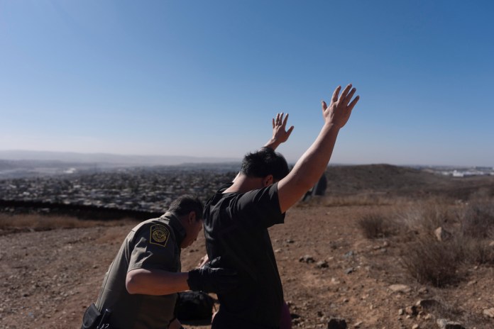 Las detenciones de migrantes han aumentado en los primeros días de gobierno de Trump. Foto La Hora: Archivo AP Foto/Gregory Bull