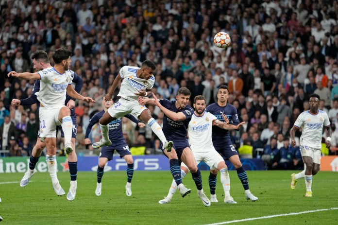 Rodrygo, del Real Madrid, tercero desde la izquierda, anota el segundo gol de su equipo durante el partido de vuelta de las semifinales de la Liga de Campeones entre el Real Madrid y el Manchester City en el estadio Santiago Bernabéu en Madrid, España, el miércoles 4 de mayo de 2022. Foto La Hora: AP