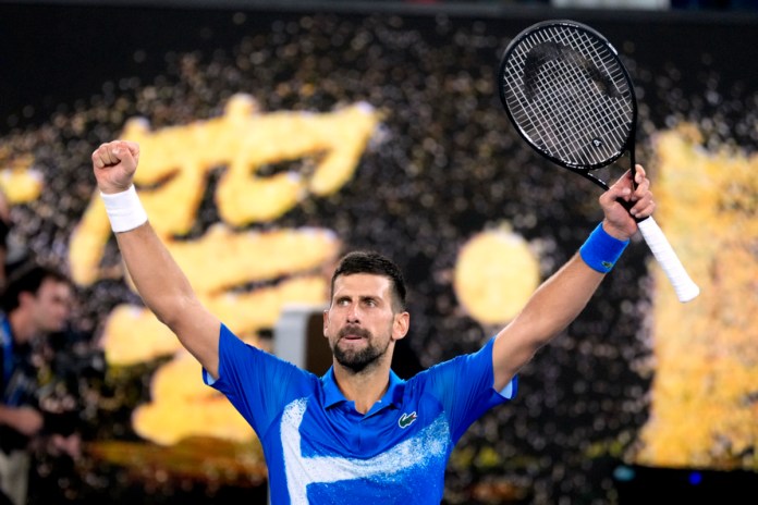 El serbio Novak Djokovic celebra tras derrotar al español Carlos Alcaraz en cuartos de final del Abierto de Australia, Melbourne, el miércoles 22 de enero de 2025. Foto La Hora: AP