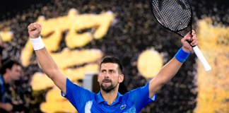 El serbio Novak Djokovic celebra tras derrotar al español Carlos Alcaraz en cuartos de final del Abierto de Australia, Melbourne, el miércoles 22 de enero de 2025. Foto La Hora: AP