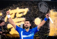 Djokovic va tras récord de 25 trofeos de Grand Slam: Avanza a semifinales del Abierto de Australia El serbio Novak Djokovic celebra tras derrotar al español Carlos Alcaraz en cuartos de final del Abierto de Australia, Melbourne, el miércoles 22 de enero de 2025. Foto La Hora: AP