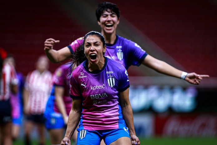 La delantera guatemalteca Ana Lucía Martínez se vistió de héroe con su equipo de la Liga Femenil MX. Foto La Hora: X de Rayadas