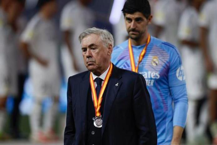 El entrenador del Real Madrid Carlo Ancelotti tras perder la final de la Supercopa de España de fútbol entre el Real Madrid y el FC Barcelona, en Yeda, Arabia Saudí. Foto La Hora: EFE