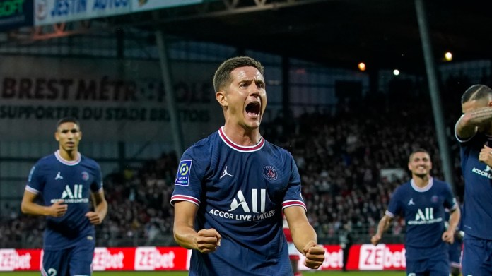 Ander Herrera del Paris Saint Germain celebra tras anotar un gol ante Brest en la liga francesa, el 20 de agosto de 2021. Foto La Hora: AP