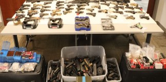 Glocks, rifles y AK-47, eran las armas que traficaba un migrante guatemalteco en Estados Unidos