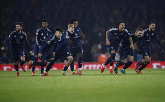 Los jugadores del United celebran el pase en la FA Cup a costa del Arsenal. Foto La Hora: EFE