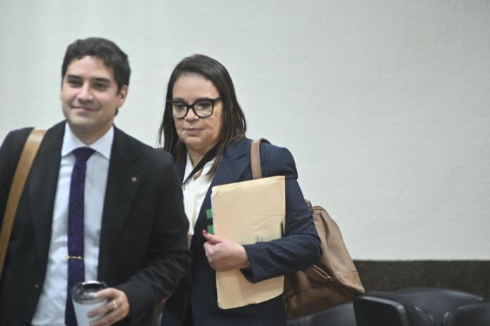 abandona la sala de audiencias tras suspenderse la audiencia. Foto: La Hora / Fabricio Alonzo.