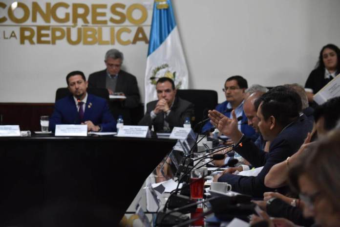 Varios jefes de bancadas legislativas discuten por varios temas de bloques. Foto La Hora: Daniel Ramírez