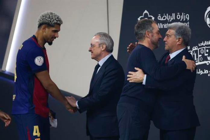 El presidente del FC Barcelona Joan Laporta (d) saluda a su entrenador Hans-Dieter Flick tras la final de la Supercopa de España de fútbol entre el Real Madrid y el FC Barcelona, este domingo en Yeda, Arabia Saudí. Foto La Hora: EFE