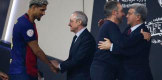 El presidente del FC Barcelona Joan Laporta (d) saluda a su entrenador Hans-Dieter Flick tras la final de la Supercopa de España de fútbol entre el Real Madrid y el FC Barcelona, este domingo en Yeda, Arabia Saudí. Foto La Hora: EFE