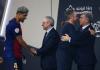 El presidente del FC Barcelona Joan Laporta (d) saluda a su entrenador Hans-Dieter Flick tras la final de la Supercopa de España de fútbol entre el Real Madrid y el FC Barcelona, este domingo en Yeda, Arabia Saudí. Foto La Hora: EFE