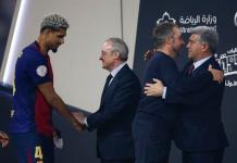 “Los jugadores ya sienten que somos un equipo grande”: Hansi Flick El presidente del FC Barcelona Joan Laporta (d) saluda a su entrenador Hans-Dieter Flick tras la final de la Supercopa de España de fútbol entre el Real Madrid y el FC Barcelona, este domingo en Yeda, Arabia Saudí. Foto La Hora: EFE