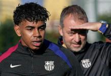 El jugador del FC Barcelona Lamine Yamal y su entrenador, Hansi Flick. Foto La Hora: EFE
