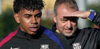 El jugador del FC Barcelona Lamine Yamal y su entrenador, Hansi Flick. Foto La Hora: EFE