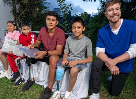 MrBeast ayuda a guatemaltecos a recuperan la movilidad con la donación de prótesis