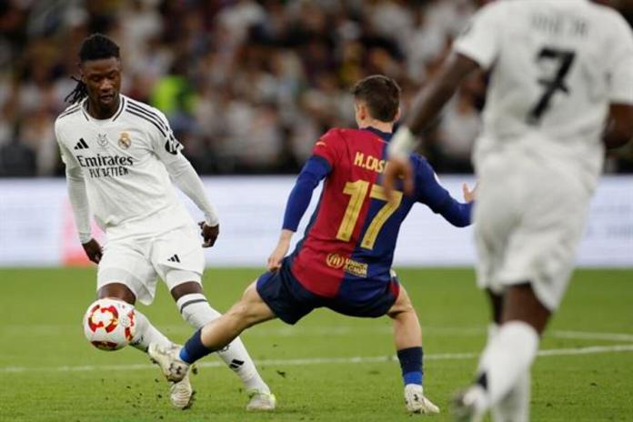 El centrocampista francés del Real Madrid Eduardo Camavinga (i) pelea un balón con el centrocampista del Barcelona Marc Casadó, durante el partido de la final de la Supercopa de España de fútbol entre el Real Madrid y el FC Barcelona, en Yeda, Arabia Saudí. Foto La Hora: EFE