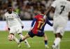 El centrocampista francés del Real Madrid Eduardo Camavinga (i) pelea un balón con el centrocampista del Barcelona Marc Casadó, durante el partido de la final de la Supercopa de España de fútbol entre el Real Madrid y el FC Barcelona, en Yeda, Arabia Saudí. Foto La Hora: EFE