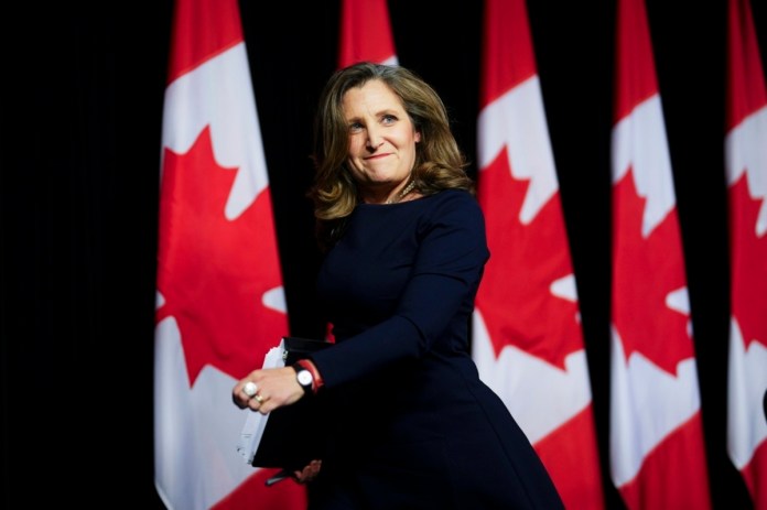 La ministra de Finanzas de Canadá, Chrystia Freeland, en una conferencia de prensa en Ottawa, Ontario, el 16 de abril de 2024. Foto La Hora: AP