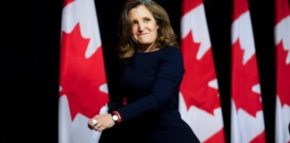 La ministra de Finanzas de Canadá, Chrystia Freeland, en una conferencia de prensa en Ottawa, Ontario, el 16 de abril de 2024. Foto La Hora: AP