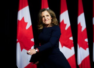 La ministra de Finanzas de Canadá, Chrystia Freeland, en una conferencia de prensa en Ottawa, Ontario, el 16 de abril de 2024. Foto La Hora: AP