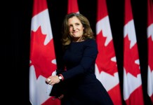 Chrystia Freeland se postula para reemplazar a Trudeau como primer ministro de Canadá La ministra de Finanzas de Canadá, Chrystia Freeland, en una conferencia de prensa en Ottawa, Ontario, el 16 de abril de 2024. Foto La Hora: AP