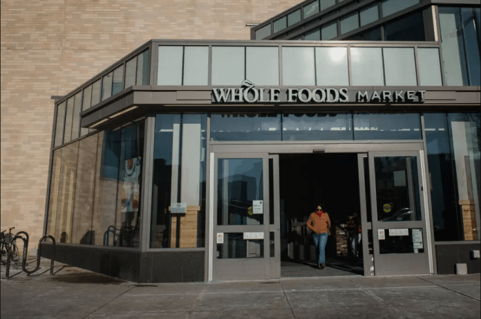 Empleado de Whoole Foods Market salindo del establecimiento. Foto La Hora: New York Times