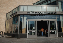 Empleado de Whoole Foods Market salindo del establecimiento. Foto La Hora: New York Times