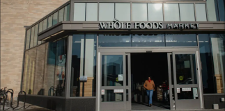 Empleado de Whoole Foods Market salindo del establecimiento. Foto La Hora: New York Times