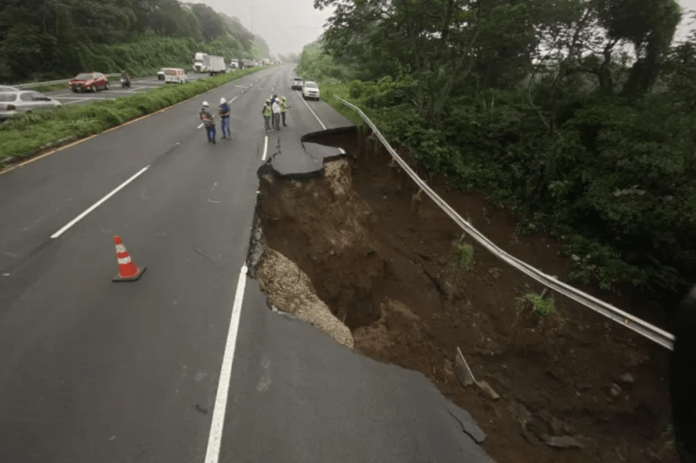 Las lluvias del 2024 causaron destrozos en la red vial del país como el socavón en la autopista Palín-Escuintla.