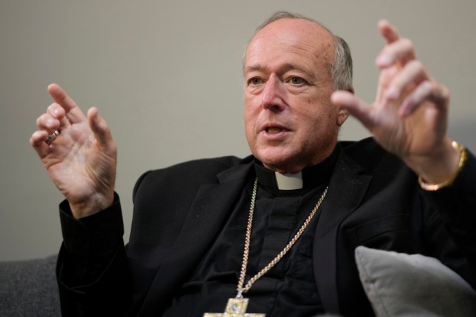 El recién nombrado cardenal Robert Walter McElroy, habla, durante una rueda de prensa en el Vaticano, el sábado 27 de agosto de 2022. Foto: La Hora: AP Archivo