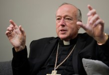 El recién nombrado cardenal Robert Walter McElroy, habla, durante una rueda de prensa en el Vaticano, el sábado 27 de agosto de 2022. Foto: La Hora: AP Archivo