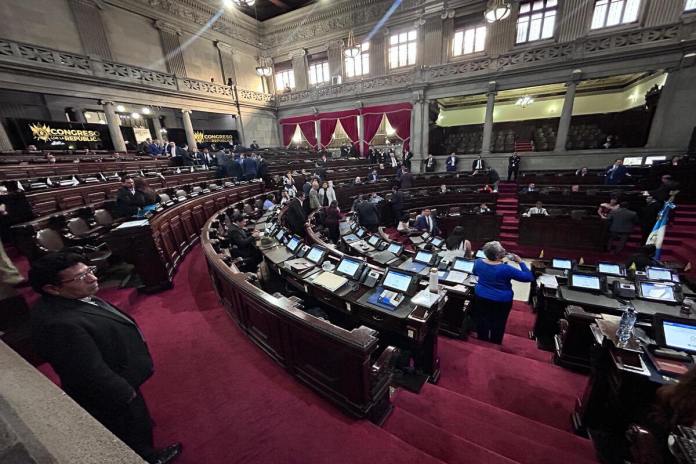 Varios diputados se retiraron del Congreso cuando se discutía el punto resolutivo para apoyo a migrantes guatemaltecos. Foto La Hora: Daniel Ramírez